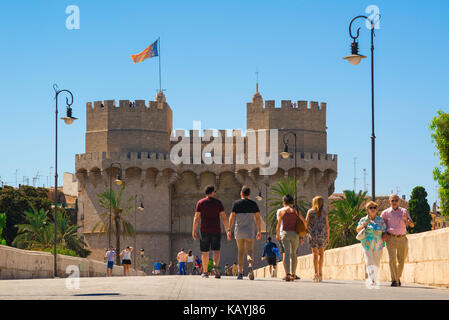 Valencia Spanien Sommer, Blick auf Menschen, die über die Serrans Brücke in Richtung des mittelalterlichen Torres Serranos Tor in Valencia Altstadt, Spanien. Stockfoto