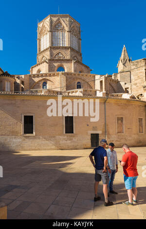 Valencia Altstadt Straße, vor der Kulisse der Kathedrale Laterne Turm drei spanische Männer in der Plaza Almoina Altstadt in Valencia, Spanien. Stockfoto