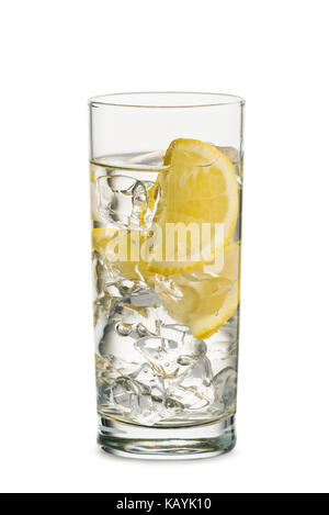 Glas voll mit frischem Wasser mit Zitronenscheiben, auf weißem Hintergrund Stockfoto