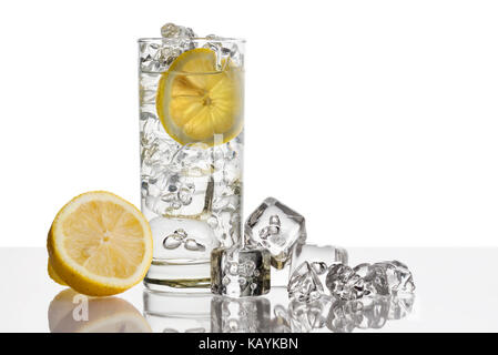 Glas voll mit frischem Wasser mit Zitrone und Eiswürfel auf Hintergrund Stockfoto