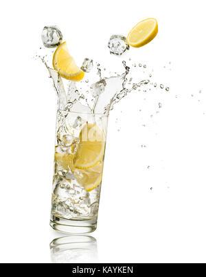 Glas voll Wasser mit Zitronenscheiben und Eiswürfel fallen und Spritzwasser, auf weißem Hintergrund Stockfoto