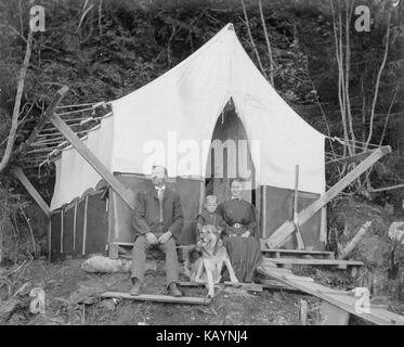 Unbekannter Mann, Frau und Kind einschließlich ihrer Hund vor der Köche Zelt, Alaska, 1909 (KIEHL 275) Stockfoto