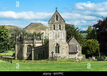 Ilam, Staffordshire, Großbritannien: Kirche des Heiligen Kreuzes, eine kleine steinerne Kirche in der Nähe des Dorfes Ilam, in der Nähe von Peack Bezirk. Stockfoto