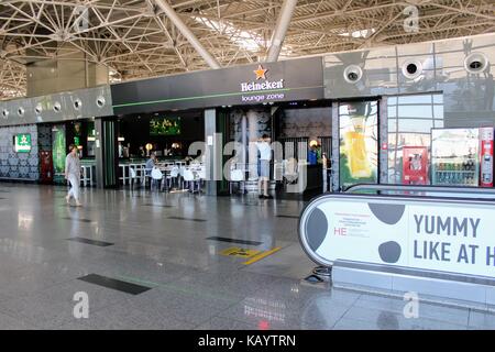 Cafe am internationalen Flughafen Vnukovo (Moskau) - Juli 2017. Stockfoto