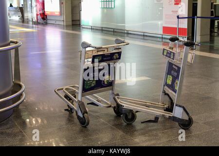 Leiterwagen für Gepäck am internationalen Flughafen Vnukovo (Moskau) - Juli 2017. Stockfoto