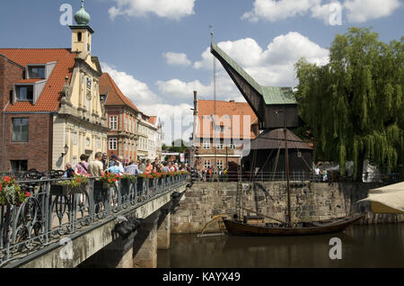 Deutschland, Niedersachsen, Lüneburg, auf dem Stintfang, historische Haus, Brücke über den iimenau, Kaufhaus und der alte Kran, Stockfoto