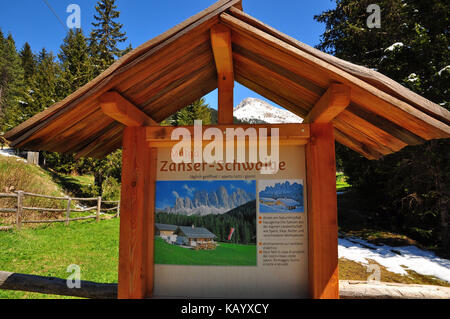 Italien, Südtirol, Villnössstal, Naturschutzgebiet, Hinweisschild, Stockfoto