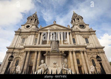 Großbritannien, London, St. Paul's Cathedral, Queen Anne Statue, Stockfoto