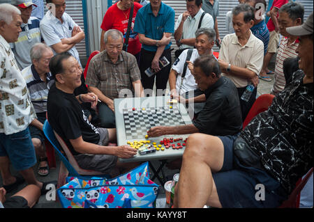 24.09.2017, Singapur, Republik Singapur, Asien - ältere Männer spielen Chinesisches Schach, auch als Xiangqi bekannt, an einem kleinen öffentlichen Platz in Chinatown. Stockfoto