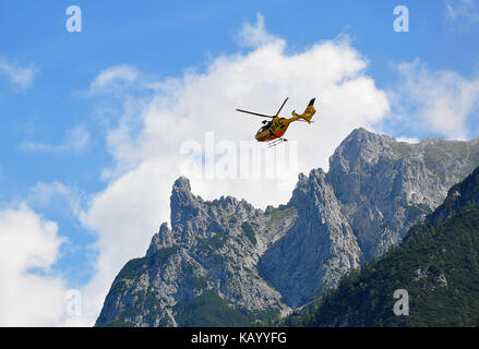 Deutschland, Bayern, Mittenwald, Isartal, Berge, Rettungshubschrauber, Stockfoto