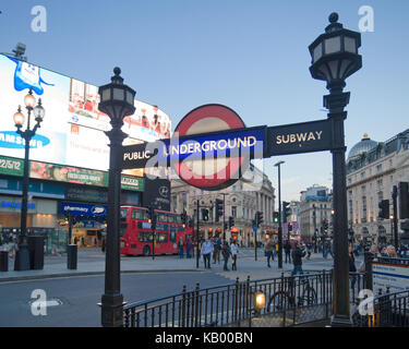Großbritannien, London, U-Bahn Station im Piccadilly Circus, am Abend, Stockfoto