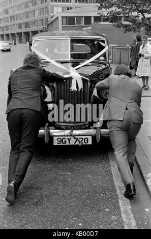 70er Hochzeitsfeier angestellt Hochzeit Auto unten London UK 70 gebrochen s HOMER SYKES Stockfoto