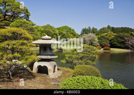 Japan, der Gegend von Tokio, Shinjuku, Shinjuku Gyoen Gärten, kitasaga Laterne rokkaku Toro, Stockfoto