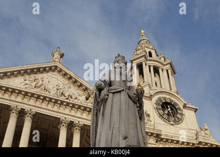 Großbritannien, London, St. Paul's Cathedral, Queen Anne Statue, Stockfoto