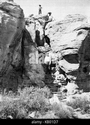 Drei Männer Klettern am Fuße weg an die Spitze der Mesa der Hopi (Moki) Pueblo von Mishongnovi (Mashongnave), Arizona, Ca. 1898 (CHS 4604) Stockfoto