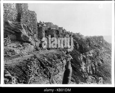 Blick auf die Außenwand der Hopi Indianer Pueblo von walpi (Walpai), Arizona, Ca. 1898 (CHS 4628) Stockfoto