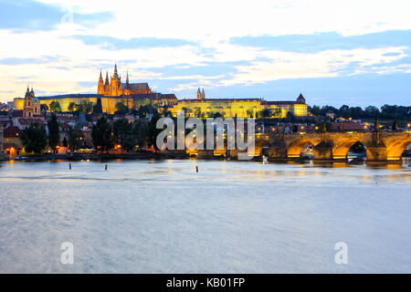 Tschechien, Prag, Blick auf die Prager Burg und die Karlsbrücke, Stockfoto