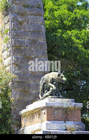 Italien, Toskana, Siena, Bronzeskulptur, Wölfin Krankenschwestern Romulus und Remus, Stadtmauer, Stockfoto