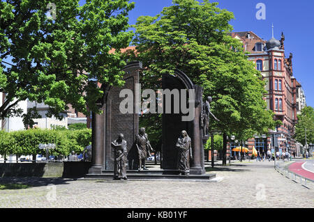 Hannover, Niedersachsen, Denkmal "die Göttinger Sieben", Bronzestein in Erinnerung an 7 Göttinger Professoren im Jahre 1837 gegen König Ernst August protestiert, Stockfoto