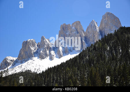 Italien, Südtirol, Villnösstal (Val di Funes), Bergwald, die Dolomiten, Stockfoto