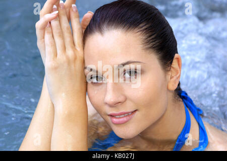 Junge Frau entspannt im Whirlpool, Stockfoto