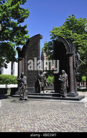 Hannover, Niedersachsen, Denkmal "die Göttinger Sieben", Bronzestein in Erinnerung an 7 Göttinger Professoren im Jahre 1837 gegen König Ernst August protestiert, Stockfoto