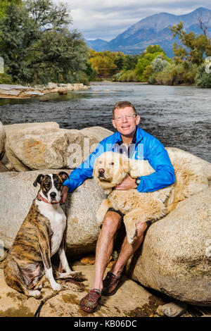 Porträt eines Mannes mit zwei Hunden, Arkansas River, Salida, Colorado, USA Stockfoto