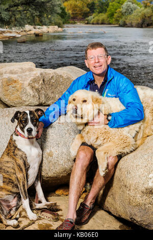 Porträt eines Mannes mit zwei Hunden, Arkansas River, Salida, Colorado, USA Stockfoto