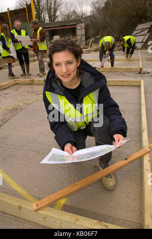 Sarah Preis, Garten Designer bei chicksgrove Steinbruch, tisbury, Wiltshire, wo sie Stein für ihre Kreationen wählt, und legt ihre Pläne. Stockfoto