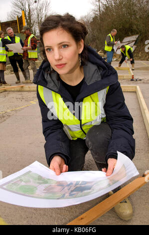 Sarah Preis, Garten Designer bei chicksgrove Steinbruch, tisbury, Wiltshire, wo sie Stein für ihre Kreationen wählt, und legt ihre Pläne. Stockfoto