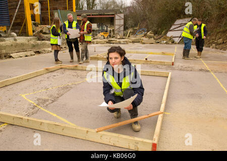 Sarah Preis, Garten Designer bei chicksgrove Steinbruch, tisbury, Wiltshire, wo sie Stein für ihre Kreationen wählt, und legt ihre Pläne. Stockfoto