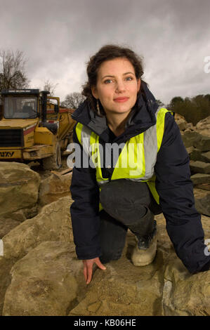 Sarah Preis, Garten Designer bei chicksgrove Steinbruch, tisbury, Wiltshire, wo sie Stein für ihre Kreationen wählt, und legt ihre Pläne. Stockfoto