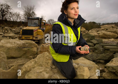 Sarah Preis, Garten Designer bei chicksgrove Steinbruch, tisbury, Wiltshire, wo sie Stein für ihre Kreationen wählt, und legt ihre Pläne. Stockfoto