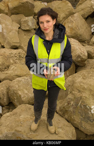 Sarah Preis, Garten Designer bei chicksgrove Steinbruch, tisbury, Wiltshire, wo sie Stein für ihre Kreationen wählt, und legt ihre Pläne. Stockfoto