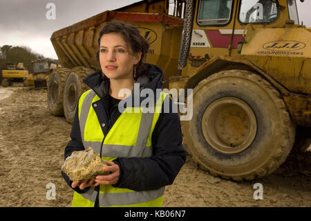 Sarah Preis, Garten Designer bei chicksgrove Steinbruch, tisbury, Wiltshire, wo sie Stein für ihre Kreationen wählt, und legt ihre Pläne. Stockfoto