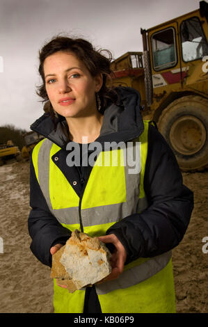 Sarah Preis, Garten Designer bei chicksgrove Steinbruch, tisbury, Wiltshire, wo sie Stein für ihre Kreationen wählt, und legt ihre Pläne. Stockfoto