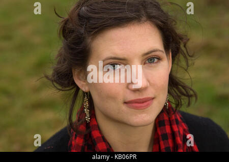 Sarah Preis, Garten Designer bei chicksgrove Steinbruch, tisbury, Wiltshire, wo sie Stein für ihre Kreationen wählt, und legt ihre Pläne. Stockfoto