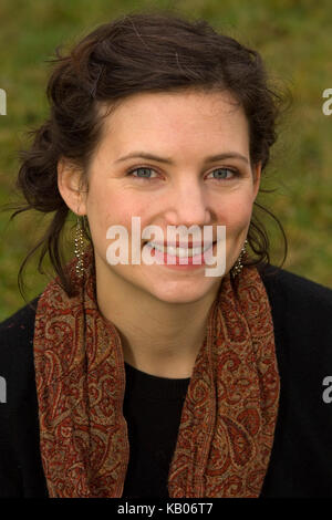 Sarah Preis, Garten Designer bei chicksgrove Steinbruch, tisbury, Wiltshire, wo sie Stein für ihre Kreationen wählt, und legt ihre Pläne. Stockfoto