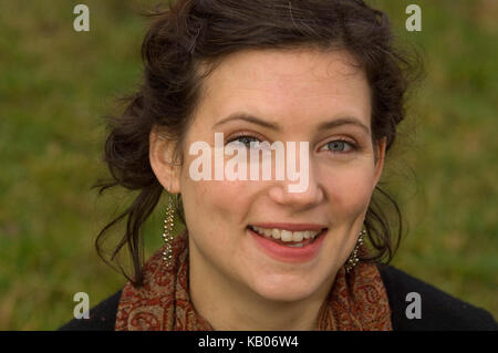 Sarah Preis, Garten Designer bei chicksgrove Steinbruch, tisbury, Wiltshire, wo sie Stein für ihre Kreationen wählt, und legt ihre Pläne. Stockfoto