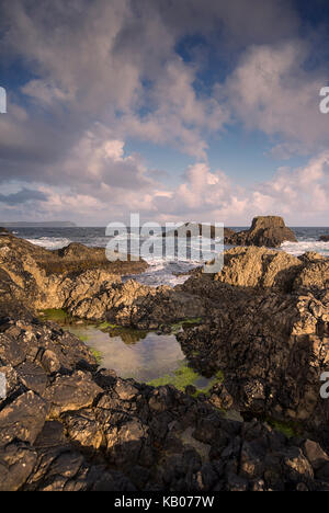 Felsigen Küste in der Nähe von ballintoy Hafen an der Causeway Coast im County Antrim, Nordirland Stockfoto