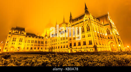 Budapester Parlament bei Nacht, Budapest, Ungarn. Es ist derzeit das größte Gebäude in Ungarn und noch immer die höchsten Gebäude in Budapest. Stockfoto