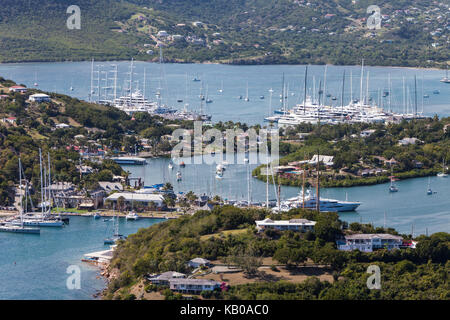 Antigua. Blick von Shirley Heights, in Nelson's Dockyard, in der Mitte links. Stockfoto