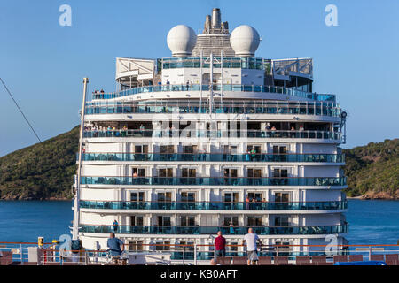 Charlotte Amalie, St. Thomas, U.S. Virgin Islands. Das Kreuzfahrtschiff Passagiere, die von Anderen der Passagiere während der Kreuzfahrt Schiff Pier gesehen. Stockfoto