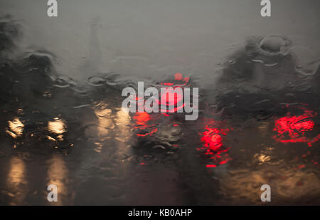 Abstrakte Komposition von Auto Lichter durch Auto vorne Glas beobachtet. Stockfoto