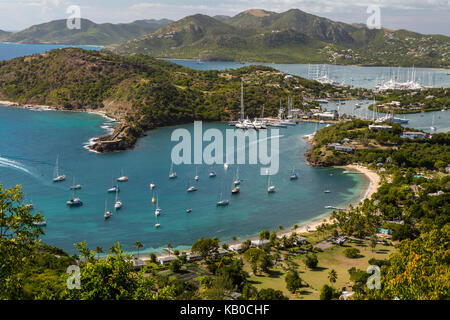 Antigua. Blick von Shirley Heights, in Richtung Freeman's Bay, Galleon Beach suchen, und Nelson's Dockyard. Stockfoto