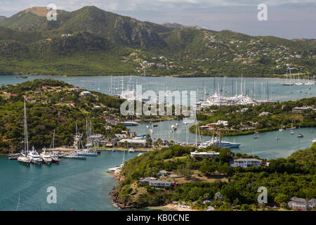 Antigua. Blick von Shirley Heights, Freeman's Bay in Richtung Nelson's Dockyard, Mitte - Zentrum. Stockfoto