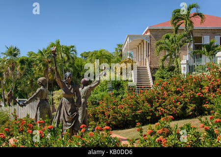 Charlotte Amalie, St. Thomas, U.S. Virgin Islands. Denkmal für die drei Frauen, die 1878 "Fireburn' Aufstand führte. Villa Notman im Hintergrund. Stockfoto