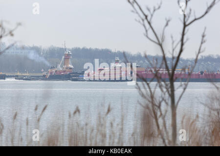 SEWAREN, NEW JERSEY, April 5, 2017: Der Matthäus Tibbetts tugboat arbeitet entlang der Arthur auf eine trübe Frühling Tag schlachten. Stockfoto