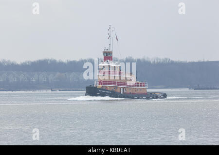 SEWAREN, NEW JERSEY, April 5, 2017: Der Matthäus Tibbetts tugboat arbeitet entlang der Arthur auf eine trübe Frühling Tag schlachten. Stockfoto