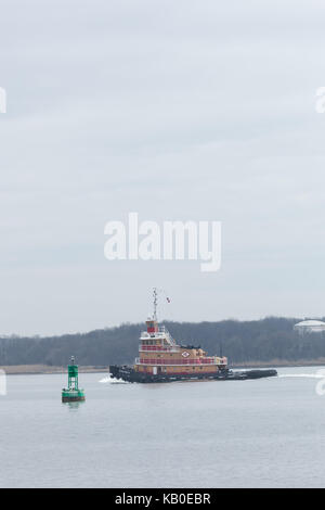 SEWAREN, NEW JERSEY, April 5, 2017: Der Matthäus Tibbetts tugboat arbeitet entlang der Arthur auf eine trübe Frühling Tag schlachten. Stockfoto